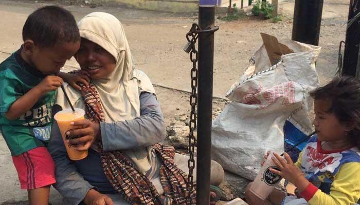 Viral Kisah Driver Ojol Belikan Minuman untuk Keluarga Pengemis