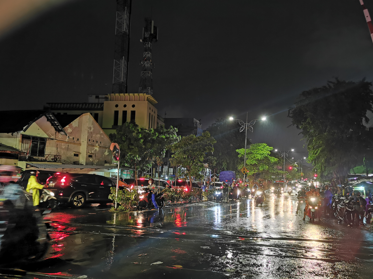 Hujan Deras, Sejumlah Jalan Di Surabaya Banjir | KASKUS