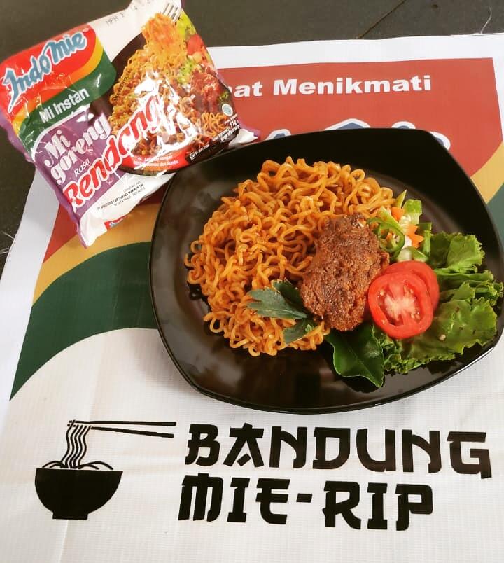 Bandung MieRip (Jatinangor), menyajikan indomie sesuai dengan kemasannya