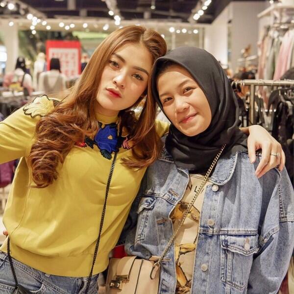 Intip 10 Potret Kompak Sylvia Genpati dan Adiknya, Sister Goals!