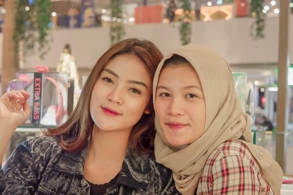 Intip 10 Potret Kompak Sylvia Genpati dan Adiknya, Sister Goals!