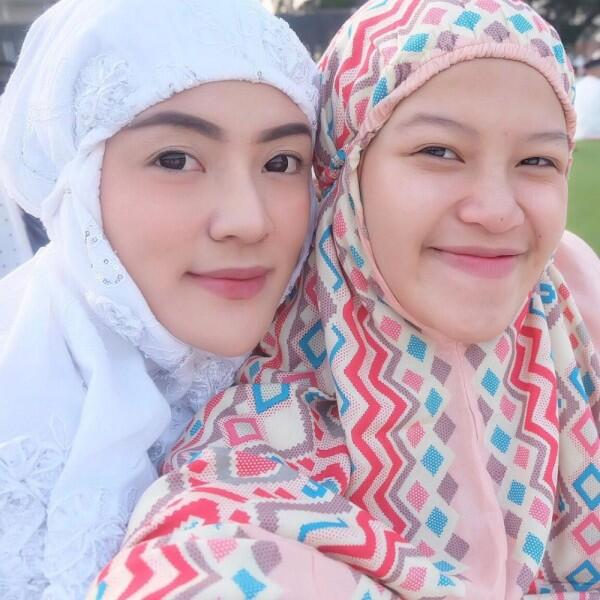 Intip 10 Potret Kompak Sylvia Genpati dan Adiknya, Sister Goals!