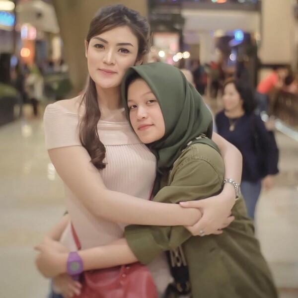 Intip 10 Potret Kompak Sylvia Genpati dan Adiknya, Sister Goals!