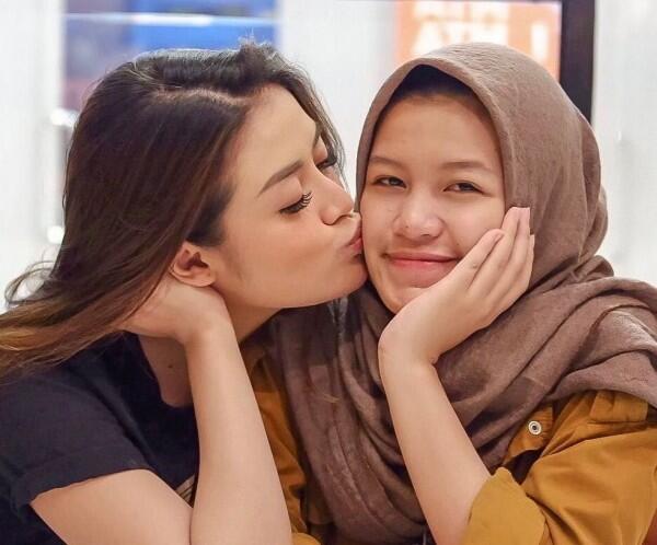 Intip 10 Potret Kompak Sylvia Genpati dan Adiknya, Sister Goals!