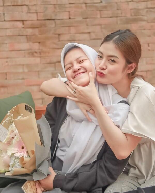 Intip 10 Potret Kompak Sylvia Genpati dan Adiknya, Sister Goals!