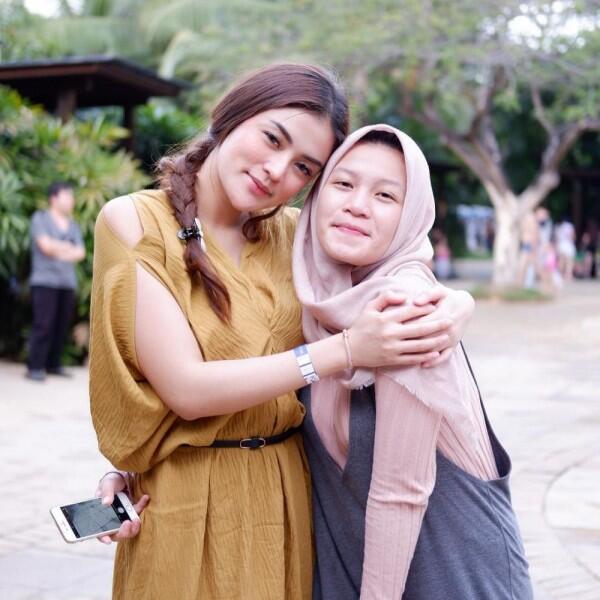 Intip 10 Potret Kompak Sylvia Genpati dan Adiknya, Sister Goals!