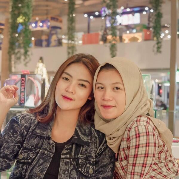 Intip 10 Potret Kompak Sylvia Genpati dan Adiknya, Sister Goals!
