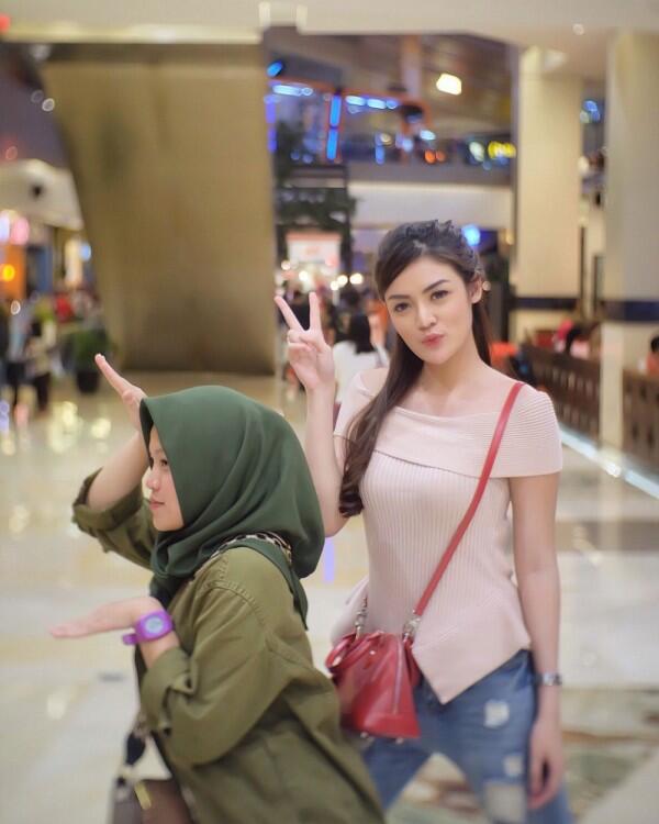 Intip 10 Potret Kompak Sylvia Genpati dan Adiknya, Sister Goals!