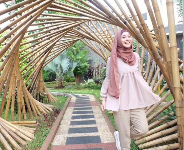 10 Inspirasi Hijab Street Style ala Poppy Bunga, Tampil Elegan