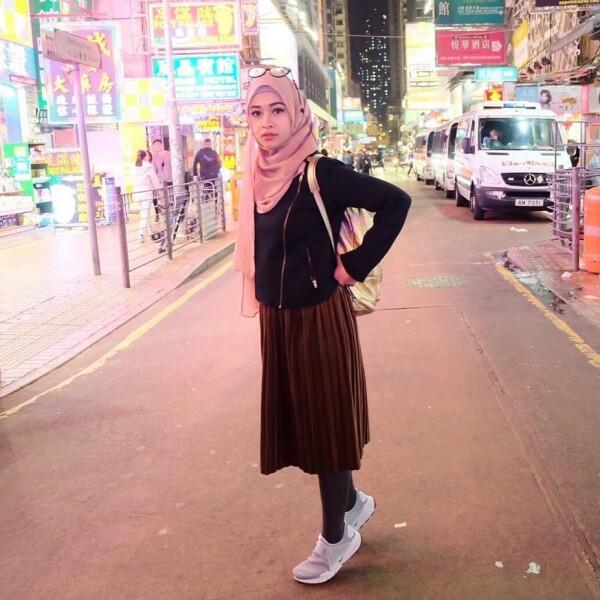 10 Inspirasi Hijab Street Style ala Poppy Bunga, Tampil Elegan