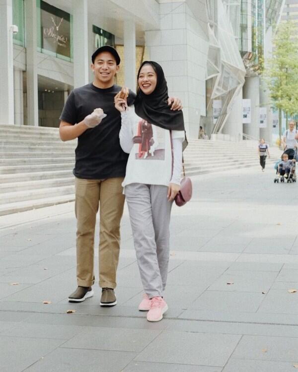10 Inspirasi Hijab Street Style ala Poppy Bunga, Tampil Elegan