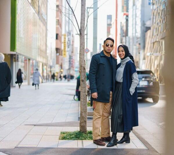 10 Inspirasi Hijab Street Style ala Poppy Bunga, Tampil Elegan