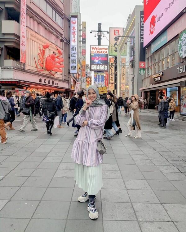 10 Inspirasi Hijab Street Style ala Poppy Bunga, Tampil Elegan