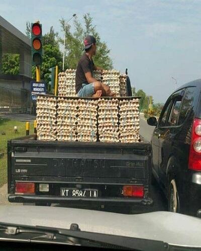 Ngakak! Tingkah nyeleneh orang naik mobil pick-up, absurd parah