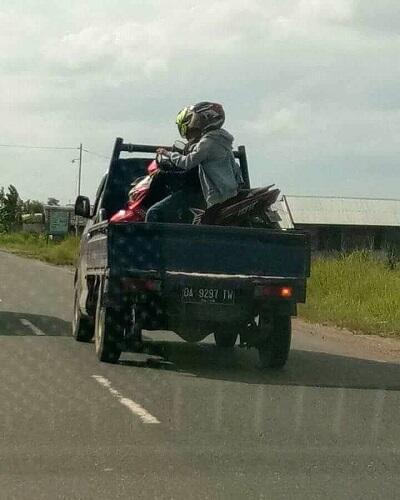 Ngakak! Tingkah nyeleneh orang naik mobil pick-up, absurd parah