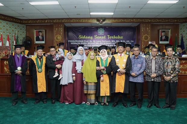 Raih Gelar Profesor, Leny Nofianti Cetak Hattrick di UIN Suska, Riau