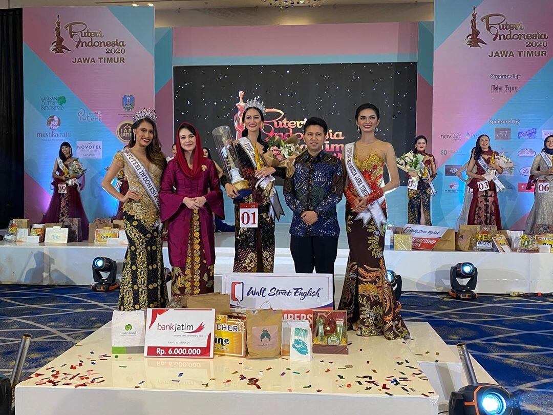 Datang Di Malam Final Pemilihan PI Jatim, Ibu Arumi Bachsin Jadi Sorotan