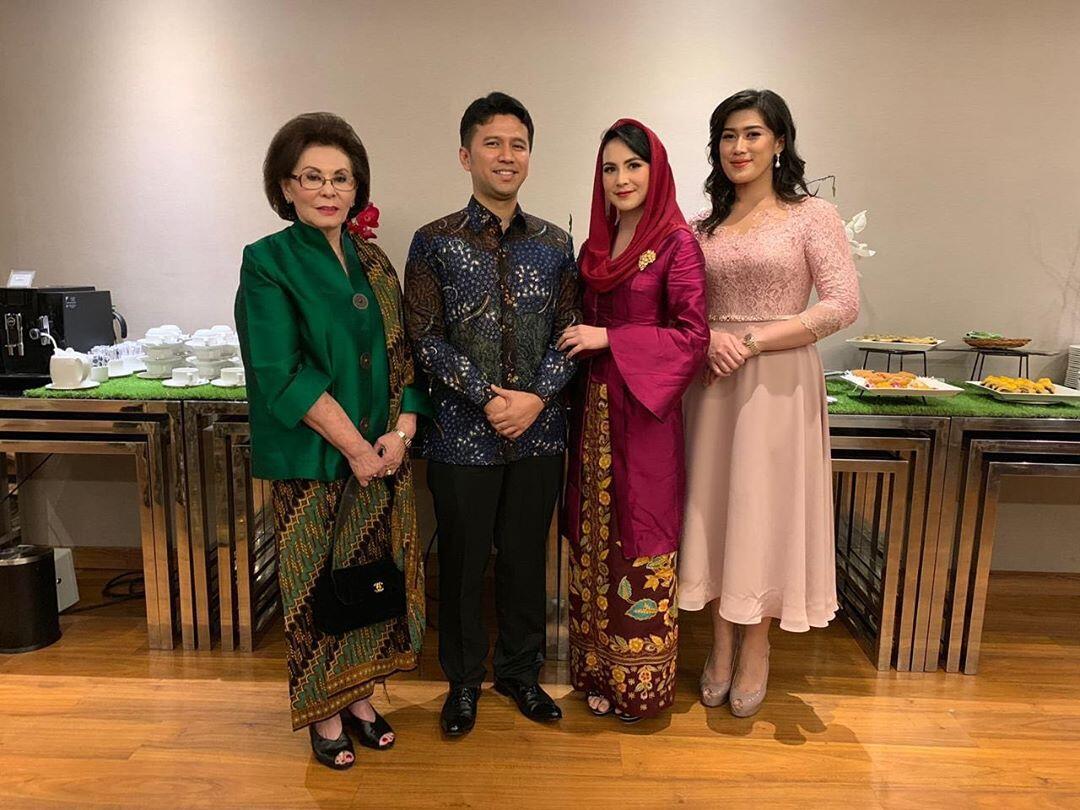 Datang Di Malam Final Pemilihan PI Jatim, Ibu Arumi Bachsin Jadi Sorotan