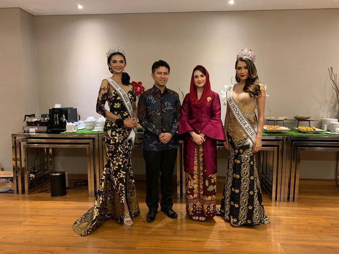 Datang Di Malam Final Pemilihan PI Jatim, Ibu Arumi Bachsin Jadi Sorotan