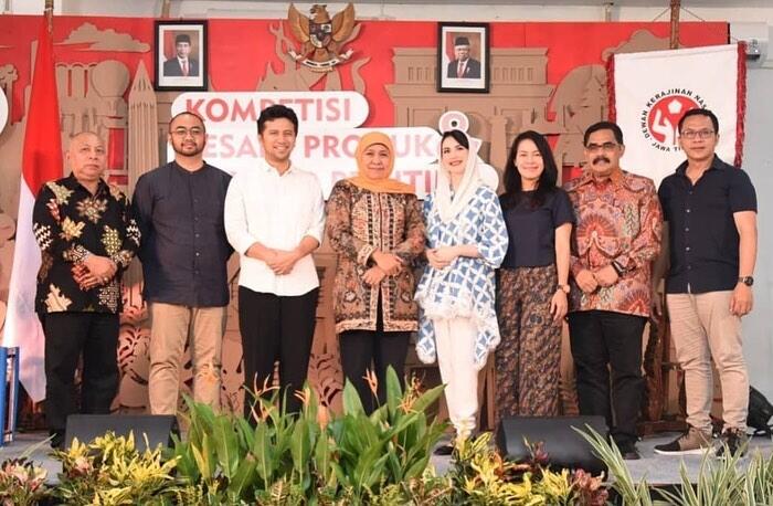Datang Di Malam Final Pemilihan PI Jatim, Ibu Arumi Bachsin Jadi Sorotan