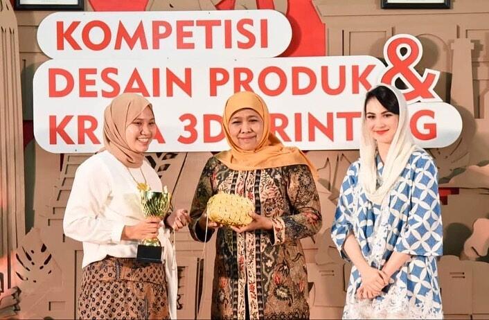 Datang Di Malam Final Pemilihan PI Jatim, Ibu Arumi Bachsin Jadi Sorotan