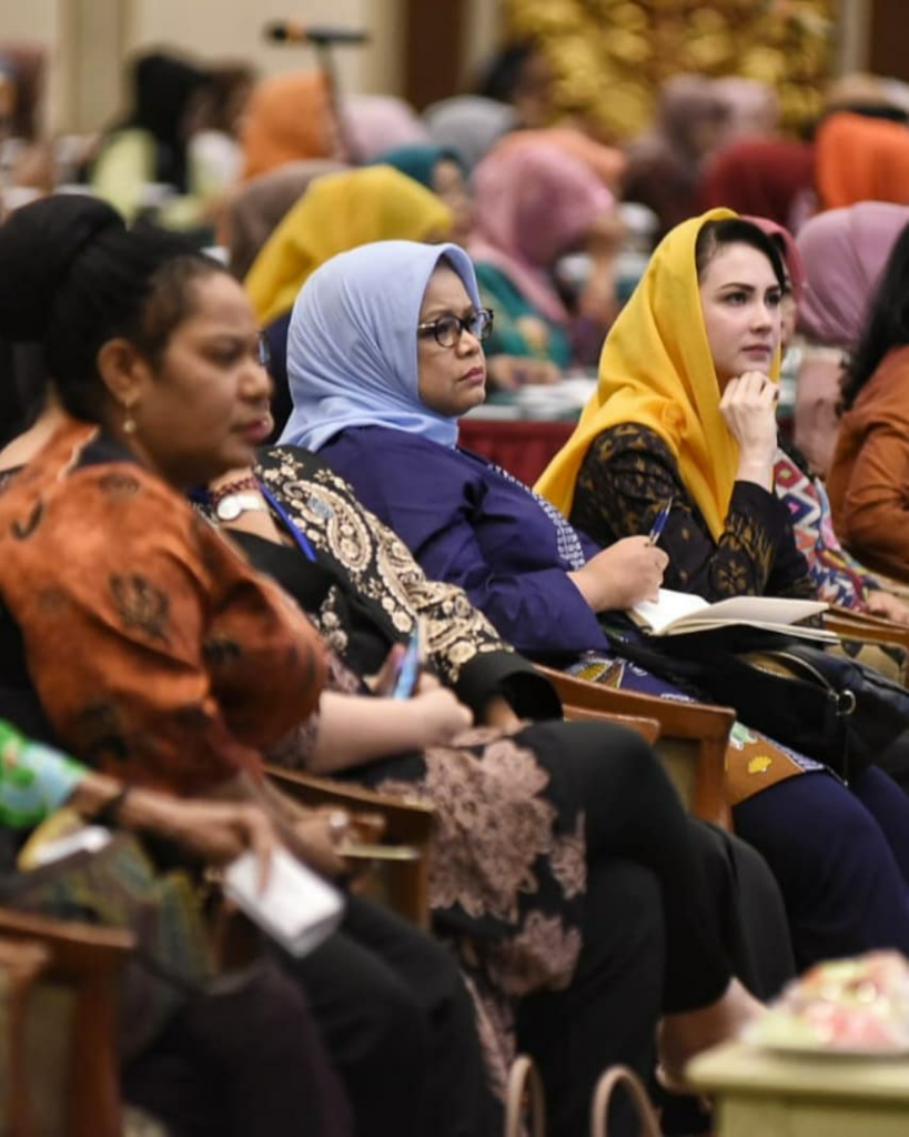 Datang Di Malam Final Pemilihan PI Jatim, Ibu Arumi Bachsin Jadi Sorotan