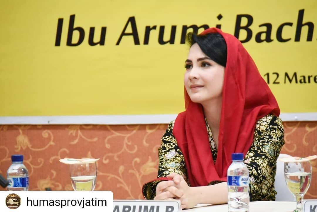 Datang Di Malam Final Pemilihan PI Jatim, Ibu Arumi Bachsin Jadi Sorotan