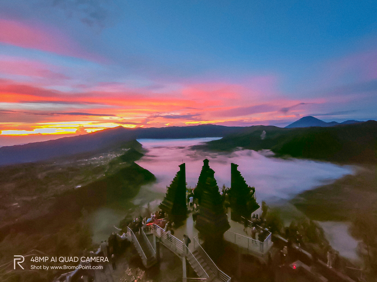 Menikmati keindahan Matahari Terbit Di Gunung Bromo