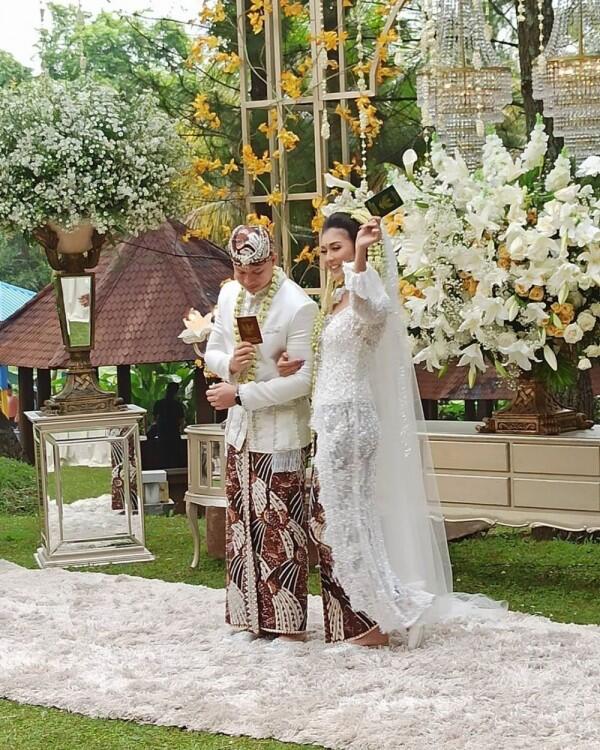 9 Style dan Makeup Akad Nikah Kevin Liliana, Adat Sunda Tanpa Siger