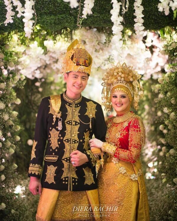 Umumkan Kehamilan, 10 Potret Kemesraan Roger Danuarta & Cut Meyriska