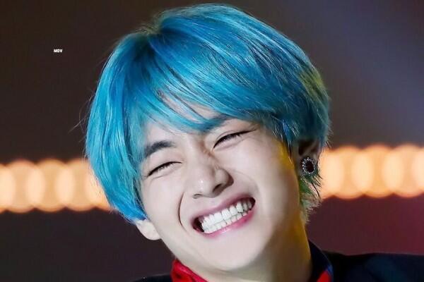 10 Potret Senyum Manis Khas V BTS, Bikin Jatuh Hati