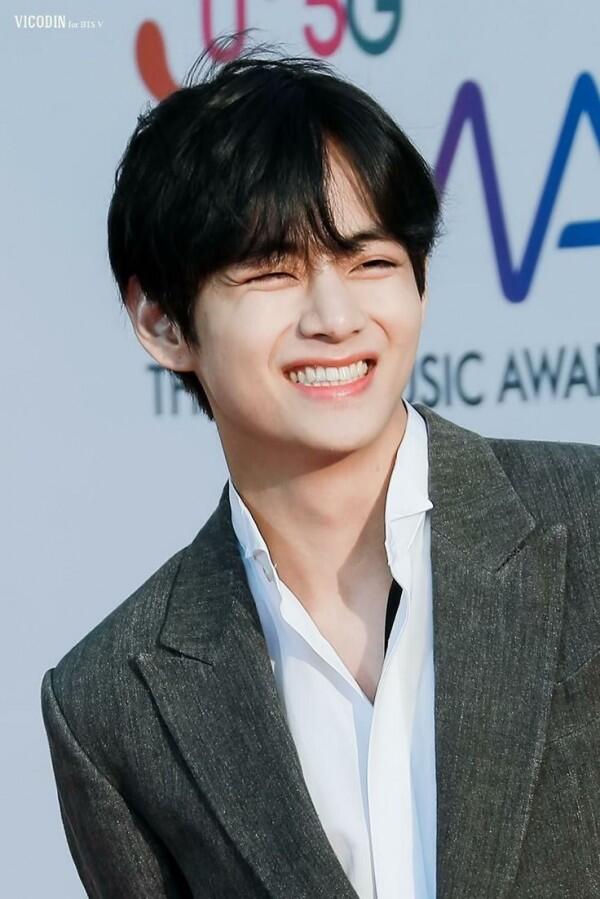 10 Potret Senyum Manis Khas V BTS, Bikin Jatuh Hati