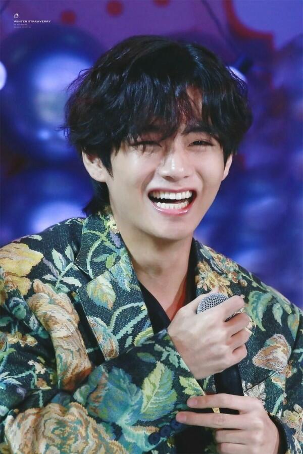 10 Potret Senyum Manis Khas V BTS, Bikin Jatuh Hati