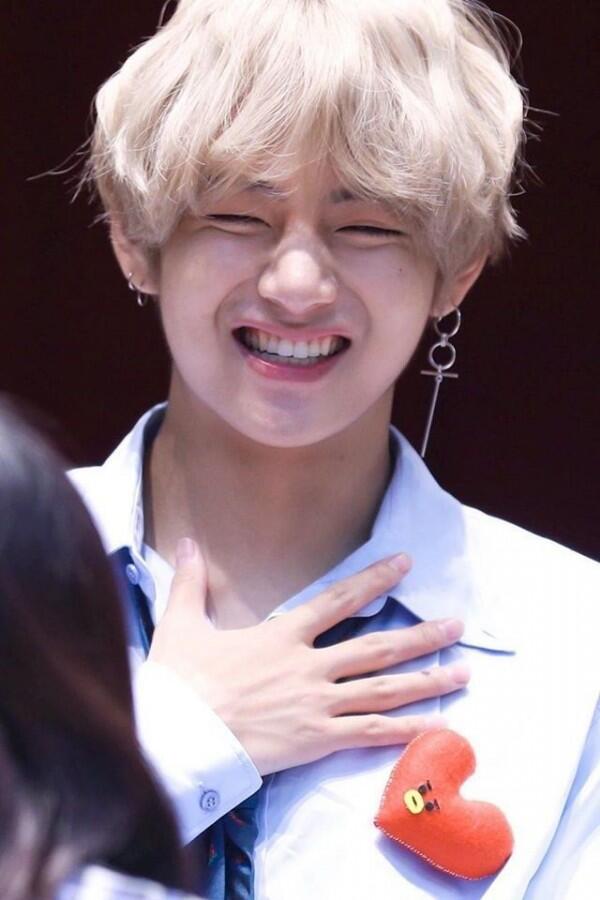 10 Potret Senyum Manis Khas V BTS, Bikin Jatuh Hati