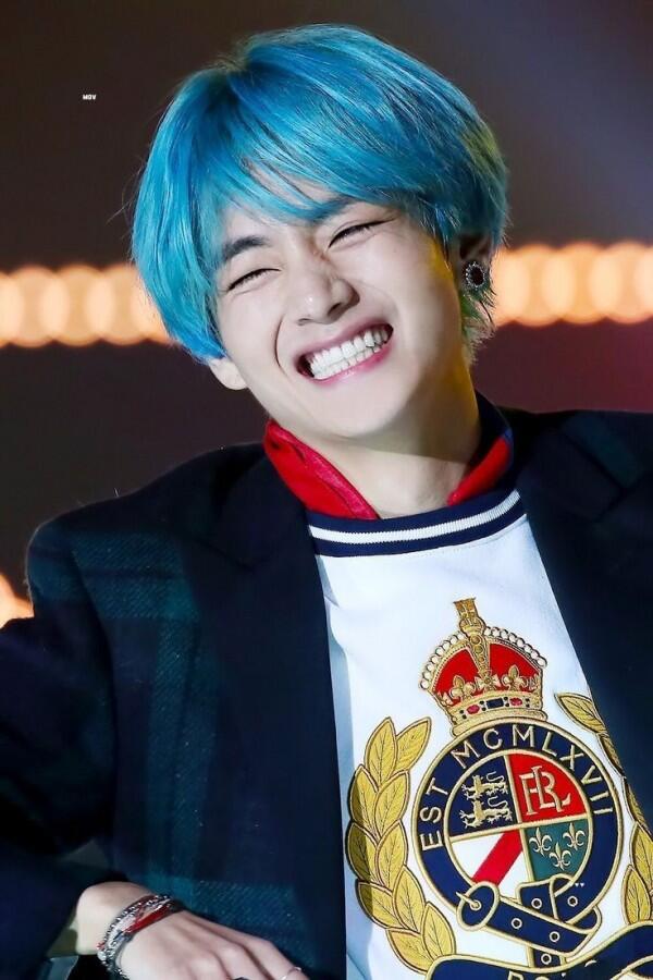 10 Potret Senyum Manis Khas V BTS, Bikin Jatuh Hati