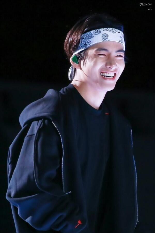 10 Potret Senyum Manis Khas V BTS, Bikin Jatuh Hati