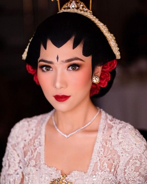 9 Style dan Makeup Akad Nikah Isyana Sarasvati, Pakai Adat Jogja Putri