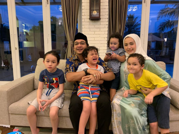 Jadi Ibu Siaga, 10 Gaya Adelia Pasha yang Manis & Menawan