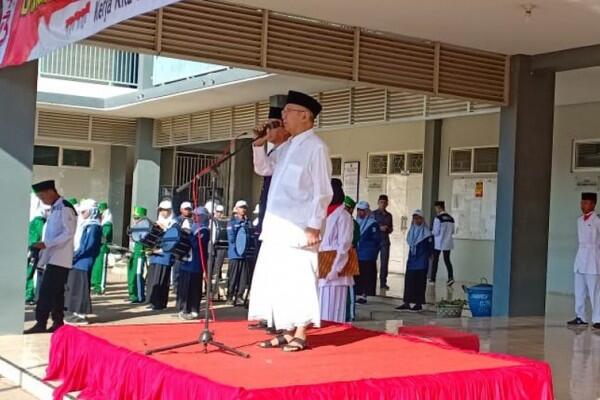 Akun Medsos Politisi Bertabur Doa untuk Gus Sholah