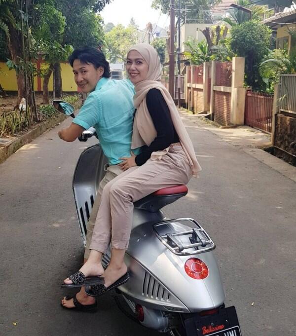 10 Potret Kemesraan Agus Kuncoro & Istri Tercinta di Anniversary ke-15