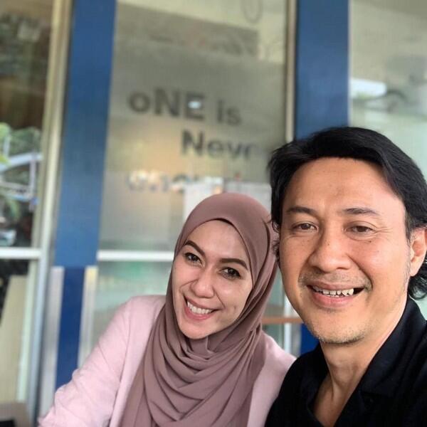 10 Potret Kemesraan Agus Kuncoro & Istri Tercinta di Anniversary ke-15