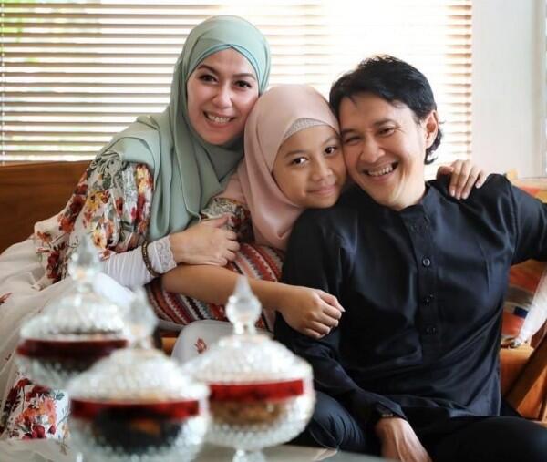 10 Potret Kemesraan Agus Kuncoro & Istri Tercinta di Anniversary ke-15