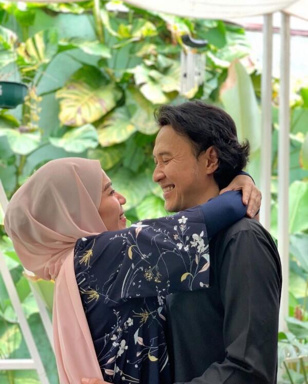 10 Potret Kemesraan Agus Kuncoro & Istri Tercinta di Anniversary ke-15