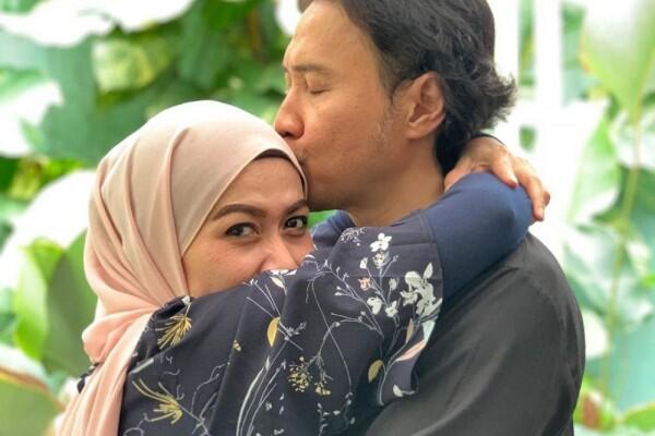 10 Potret Kemesraan Agus Kuncoro & Istri Tercinta di Anniversary ke-15