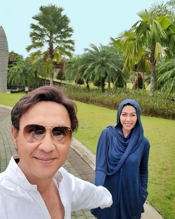 10 Potret Kemesraan Agus Kuncoro & Istri Tercinta di Anniversary ke-15
