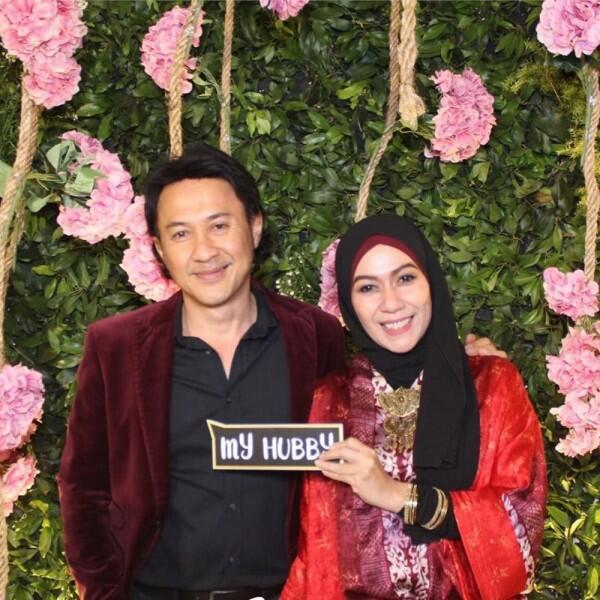 10 Potret Kemesraan Agus Kuncoro & Istri Tercinta di Anniversary ke-15