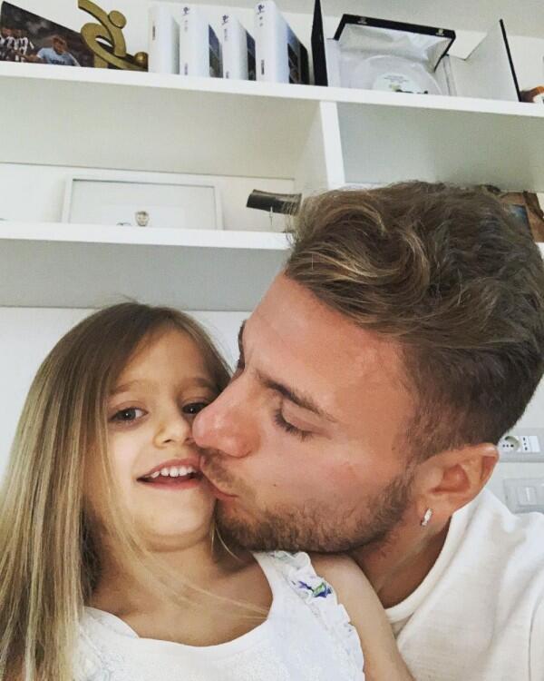 Family Goal, Ini 9 Potret Pesepak Bola Ciro Immobile Bersama Keluarga