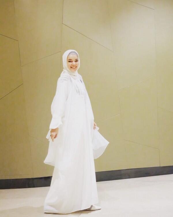 Modis & Berkelas, 10 Inspirasi Gamis Syar'i ala Sandra Dewi