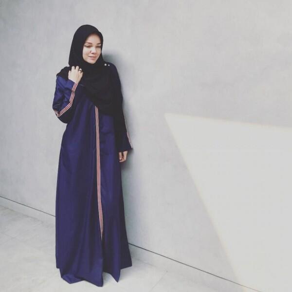 Modis & Berkelas, 10 Inspirasi Gamis Syar'i ala Sandra Dewi
