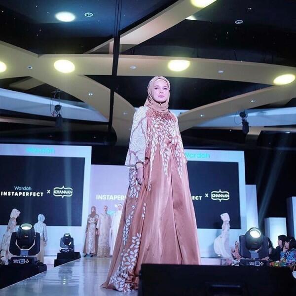 Modis & Berkelas, 10 Inspirasi Gamis Syar'i ala Sandra Dewi